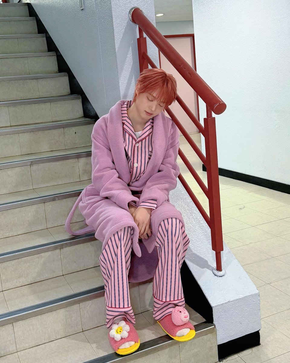 183oH7l's tweet photo. 매주컨셉에맞게너무잘찍어서ㅅㅂ
인기가요계단이 거의 무대인수준...........
물만난물고기수준 https://t.co/2L7mdj8cLC