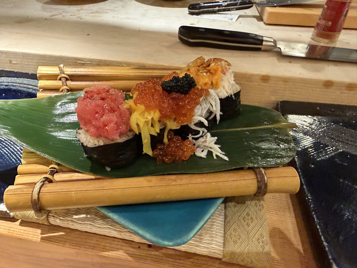 tribute_habit's tweet photo. 夜はあまり炭水化物取りたくないけど、寿司リクエストでガッツリ食べてしまった🍣 https://t.co/R1mxjwb4M3