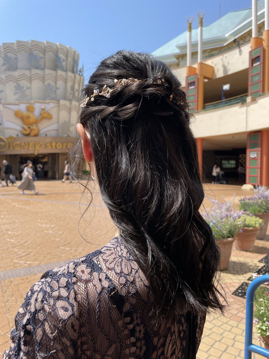 chopi054's tweet photo. ディズニーランドホテルで両家顔合わせしたんだけど、その時に舞浜のアトリエはるかさんでセットしていただきました💐
上手で早くて、崩れた時のお直しまで教えてもらいました
プラス料金だ無駄と思うけど早い時間から開けてもらえたのもありがたかった！！また行きたいなぁ〜 https://t.co/z6WKsHeQhN