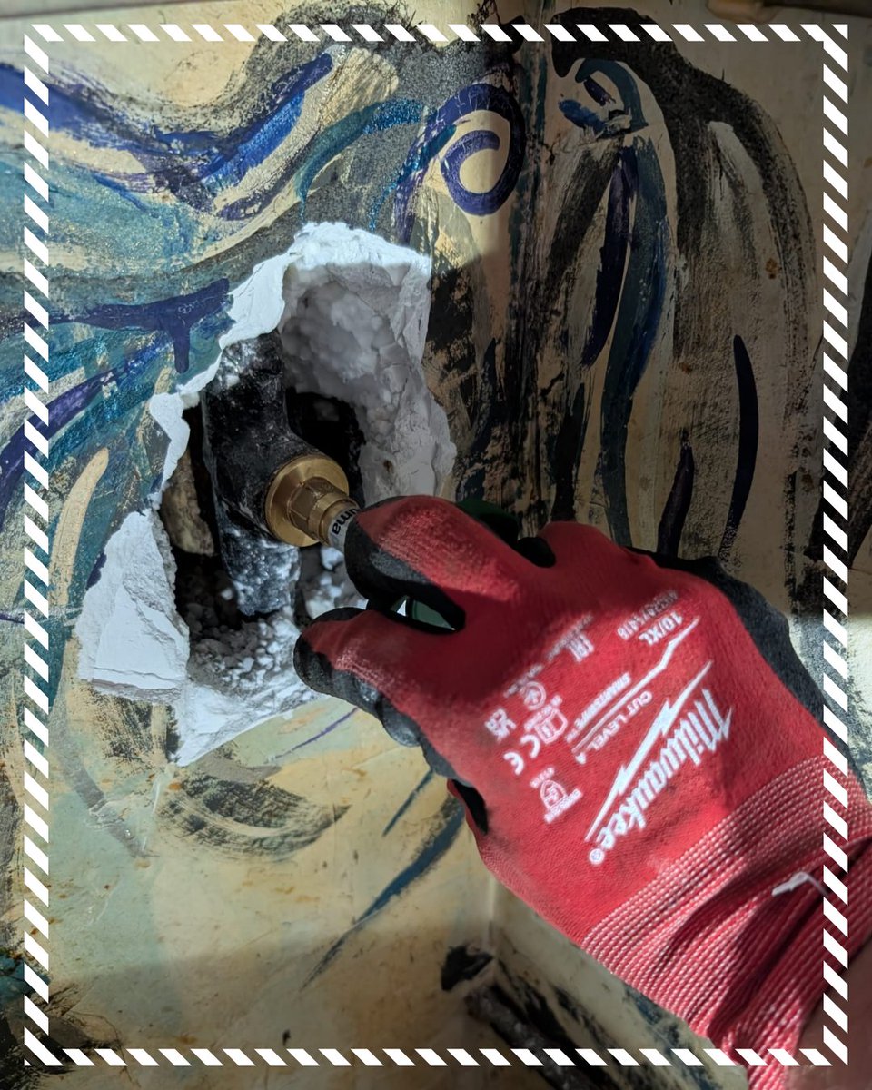 Tim_Klein_SHK's tweet photo. 🚨 Notdiensteinsatz am Samstag? Läuft.

Am Wochenende hat uns ein Anruf erreicht:
Ein abgebrochenes Ventil am Wasserzähler und Wohnzimmer geflutet. 💦

Wir sind für euch da, auch wenn es mal spontan wird.

💙 Dein Tim Klein SHK – Team 💚

#Notdienst #TimKleinSHK #SHK #Sanitär https://t.co/lm4w0Y3cE0