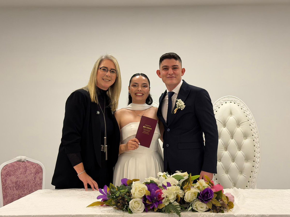 Yeşilay programı için gittiğimiz Narlıdere Atatürk Kültür Merkezi’nde günün en güzel sürpriziyle karşılaştık.☺️

Nikah akitlerini gerçekleştirmek üzere Kültür Merkezi’ne gelen genç çiftimizin heyecanına ortak olduk ve şahitliklerini yaparak mutluluklarına imza attık.✍🏼

Ayşe Işıl