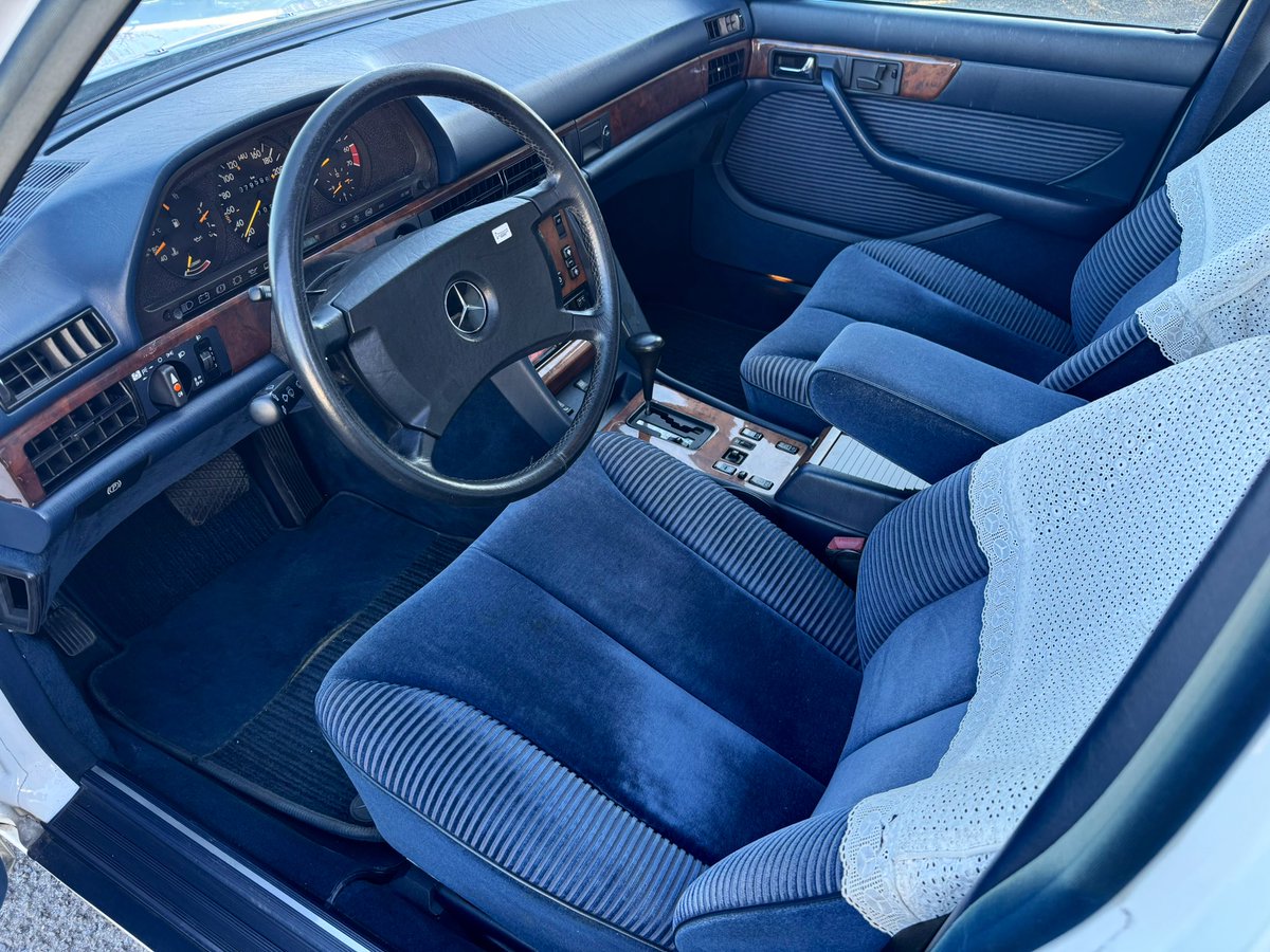 EverSpirit1986's tweet photo. 【New Stock】

1989年(製造88年)
メルセデス・ベンツ 500SEL
ドイツ本国仕様並行輸入
走行距離不明
車検R9年8月
アークティックホワイト
×
紺ベロア内装

勿体無い事にオドメーター故障で走行距離不明なものの、なかなか綺麗なW126🇩🇪
お育ちの良さが随所から伝わる1台です。

全国最安139万円にて🔥 https://t.co/wiZ7OOXBg3