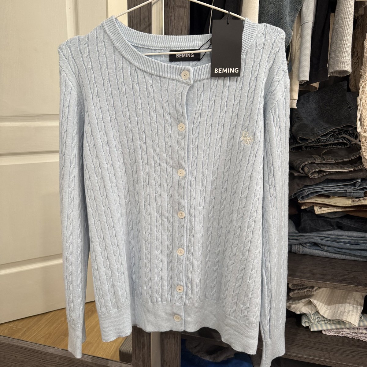 Beming cadigan มือ1️⃣

𓏔 สีฟ้าพาสเทล ยังไม่เคยใส่ ไม่ผ่านการซัก

✿ 360 ส่งฟรี 🏡💕 ✿  พร้อมโอนลดได้

#ส่งต่อเสื้อผ้า #ส่งต่อเสื้อผ้ามือสอง #y2kthailand #stylistshop #cintageshop #เสื้อผ้ามือสอง #ส่งต่อcintage #โล๊ะตู้เสื้อผ้า #bemingbkk #ส่งต่อbeming
