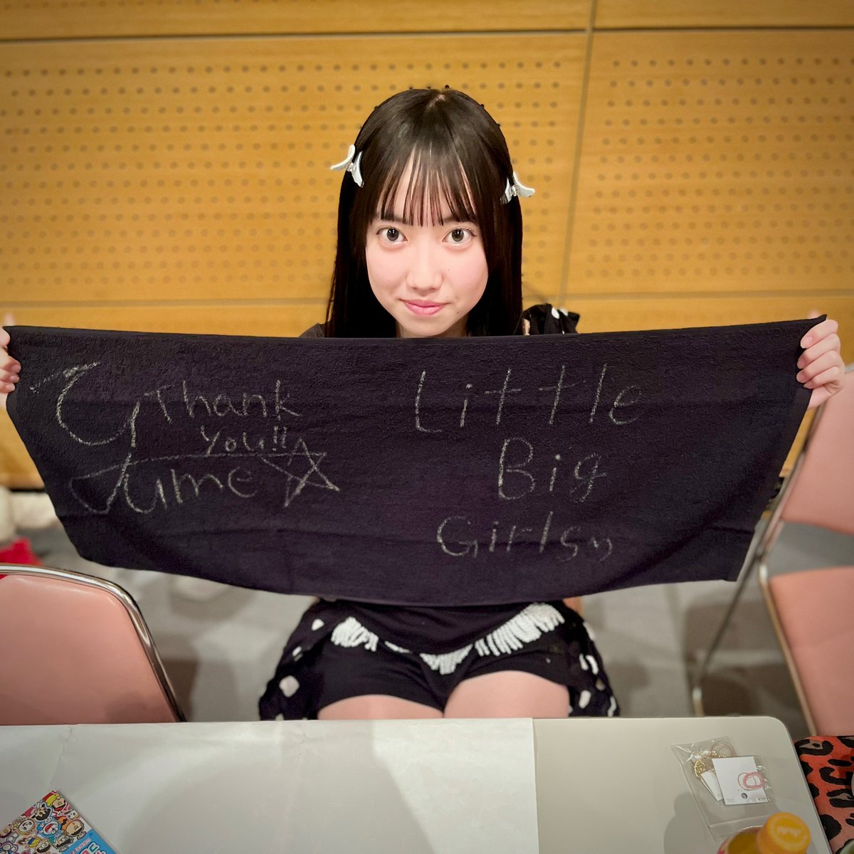 結愛ちゃん🖤飛んできたタオルにしっかり大きなサイン✍️書いてくれた˖ִ ࣪₊♡⊹オマケの髪留めももすぐに着けてくれる良い子ですww美しい✨

(2026/02/07)
iDOL MUSIC CHAMPON
【バレンタインLIVE】
交流会(2部 チェキ)

#LittleBigGirls
#LBG
#結愛(Yume)🖤
<a href="/Yume2011_05_17/">結愛(Yume)</a>