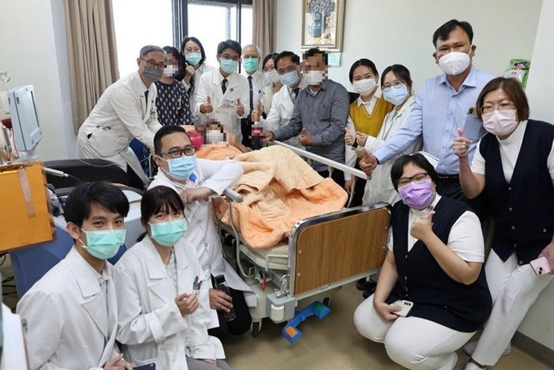 forallcurious's tweet photo. BREAKING NEWS🚨: Blood cancer can now be completely treated thanks to the medical team of Vietnam! https://t.co/ZrUS69doFf