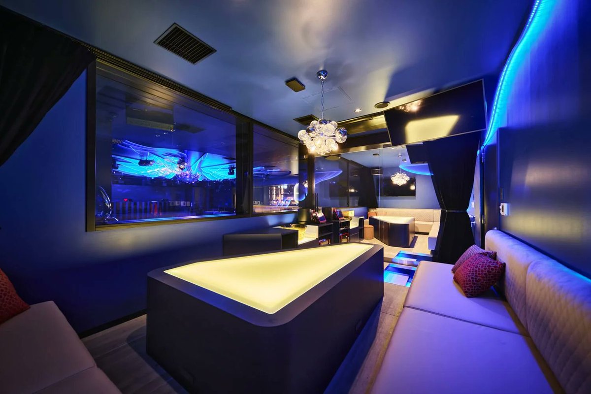 過去に、六本木の伝説的クラブ「LEX」のリニューアルをデザインさせていただきました。

コンセプトは【Eclipse（蝕）】。

知性の「青」と、熱狂の「オレンジ」。 相反する色を衝突させ、空間の没入感を高める。

なぜ、44年の歴史あるクラブをここまで劇的に変えたのか？