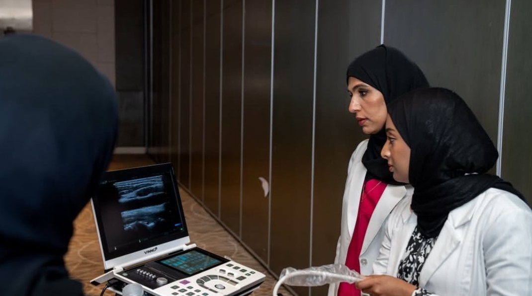dghs_dhahirah's tweet photo. في إطار أعمال المؤتمر الدولي للرابطة العُمانية لطب الطوارئ #OSEM26، شارك ممثلا #مستشفى_عبري الدكتورة نورة السكيتية (استشاري طب الطوارئ و زمالة في الموجات الصوتية للحالات الطارئة) والممرض محمود الغافري (المدرب الإكلينيكي) بتقديم ورقتين علميتين خلال فعاليات المؤتمر الذي استمر ثلاثة أيام.  

تضمن اليوم التحضيري الأول للمؤتمر ورشًا تدريبية مختلفة حيث استعرضت الدكتورة نورة أساسيات القسطرة الوريدية باستخدام تقنية الموجات فوق الصوتية، فيما قدّم المدرب الإكلينيكي محمود الغافري ورقة بحثية حول الفرز الذكي في أقسام الطوارئ، موضحًا الآليات المعتمدة لضمان دقة وكفاءة عملية فرز المرضى.  

وتأتي هذه المشاركة في إطار جهود وزارة الصحة، ممثلة في الرابطة العُمانية لطب الطوارئ، لتعزيز تبادل الخبرات العلمية وتوظيف أحدث ما توصل إليه طب الطوارئ، بما يضمن تقديم رعاية صحية آمنة ومتكاملة للمرضى.

#مستشفى_عبري
#صحة_رائدة_مستدامة_للجميع