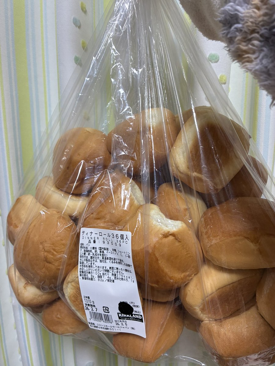コストコのディナーロールのパンが懐かしくなって♡美味しかった😋
コストコ行きたい🥺
会員になったことなく、お友達としか行ったことがないですが🥲
※1日で全部食べました。
  #コストコ #ディナーロール #大食らい
 #中食い #ご飯