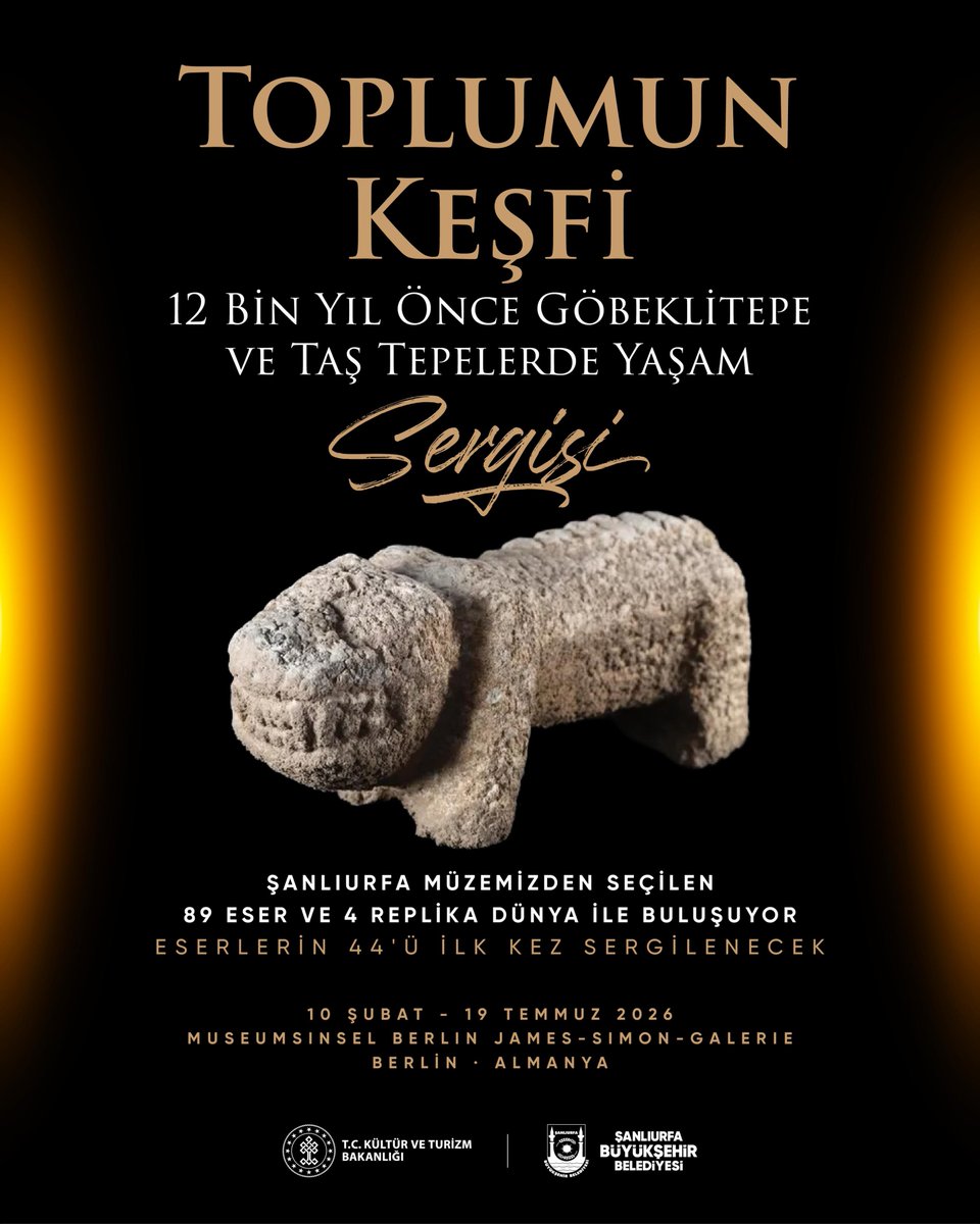 sanliurfabld's tweet photo. Şanlıurfa’nın 12 Bin Yıllık Mirası Dünya Sahnesinde! 🌍

Tarihin sıfır noktası Göbeklitepe ve Taş Tepeler’in eşsiz hikâyesi, Berlin’de dünya ile buluşuyor! 

Kültür ve Turizm Bakanlığımız ile Berlin Devlet Müzeleri iş birliğiyle hazırlanan “Toplumun Keşfi: 12 Bin Yıl Önce Göbeklitepe ve Taş Tepelerde Yaşam” sergisi, insanlık tarihinin başladığı yere Berlin’de bir kapı aralıyor.

Şanlıurfa Büyükşehir Belediye Başkanımız Sn. Mehmet Kasım Gülpınar’ın katılım sağlayacağı bu tarihi açılışta; Şanlıurfa Müzesi koleksiyonumuzdan seçilen 89 eser ve 4 replikanın yer alacağı sergide, 44 eser dünyada ilk kez görücüye çıkacak. 

Şehrimizin uluslararası tanıtımına ve marka değerine büyük katkı sağlayan bu kıymetli organizasyon için Kültür ve Turizm Bakanımız Sn. Mehmet Nuri Ersoy'a ve emeği geçen tüm paydaşlara teşekkür ediyoruz. 

📅 10 Şubat - 19 Temmuz 2026
📍 Museumsinsel Berlin / James-Simon Galerie Berlin / James-Simon Galerie

@MehmetNuriErsoy