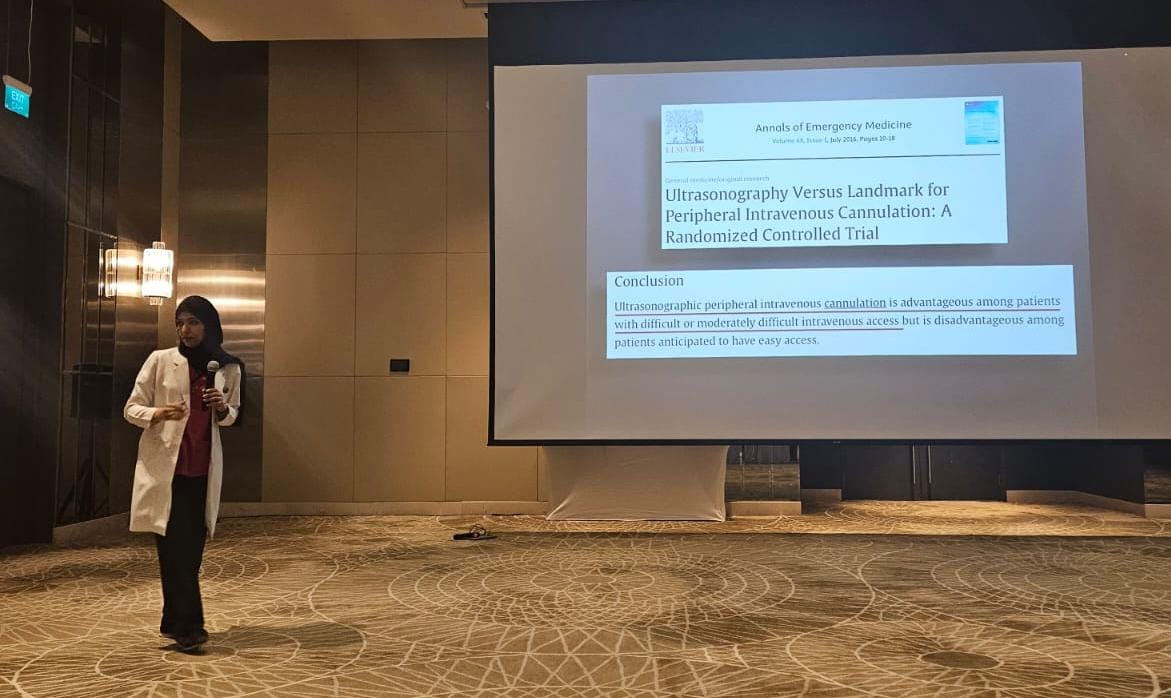 dghs_dhahirah's tweet photo. في إطار أعمال المؤتمر الدولي للرابطة العُمانية لطب الطوارئ #OSEM26، شارك ممثلا #مستشفى_عبري الدكتورة نورة السكيتية (استشاري طب الطوارئ و زمالة في الموجات الصوتية للحالات الطارئة) والممرض محمود الغافري (المدرب الإكلينيكي) بتقديم ورقتين علميتين خلال فعاليات المؤتمر الذي استمر ثلاثة أيام.  

تضمن اليوم التحضيري الأول للمؤتمر ورشًا تدريبية مختلفة حيث استعرضت الدكتورة نورة أساسيات القسطرة الوريدية باستخدام تقنية الموجات فوق الصوتية، فيما قدّم المدرب الإكلينيكي محمود الغافري ورقة بحثية حول الفرز الذكي في أقسام الطوارئ، موضحًا الآليات المعتمدة لضمان دقة وكفاءة عملية فرز المرضى.  

وتأتي هذه المشاركة في إطار جهود وزارة الصحة، ممثلة في الرابطة العُمانية لطب الطوارئ، لتعزيز تبادل الخبرات العلمية وتوظيف أحدث ما توصل إليه طب الطوارئ، بما يضمن تقديم رعاية صحية آمنة ومتكاملة للمرضى.

#مستشفى_عبري
#صحة_رائدة_مستدامة_للجميع