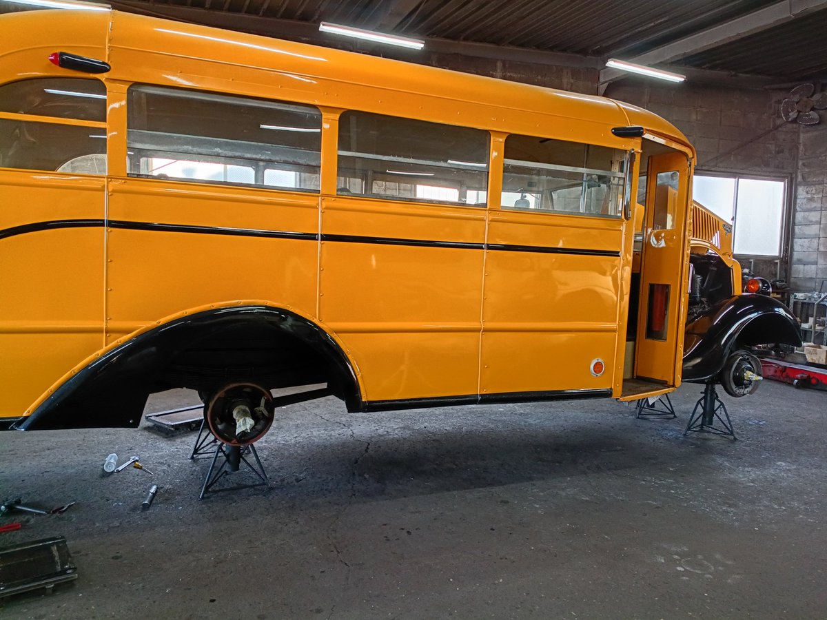 今年も古〜いフォードのバスが車検時期が来ました！
初度登録年月が昭和11年でエンジンの掛け方も違うしブレーキも油圧じゃ無いから初めて弄った時はびっくりしました😆
そしてV型8気筒シングルキャブレターの排気音は最高ですねぇ、音だけならメチャクチャ走りそうですもん😍