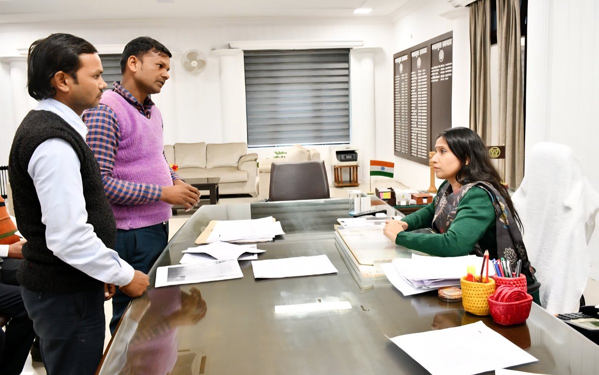 शासन के निर्देशों के क्रम में 10 से 12 बजे के बीच जनसुनवाई की गई। आमजन की समस्याओं को गंभीरता से सुना गया तथा संबंधित अधिकारियों को प्रत्येक प्रकरण में समयबद्ध, पारदर्शी एवं प्रभावी कार्यवाही करते हुए शीघ्र निस्तारण सुनिश्चित करने के स्पष्ट निर्देश दिए गए।