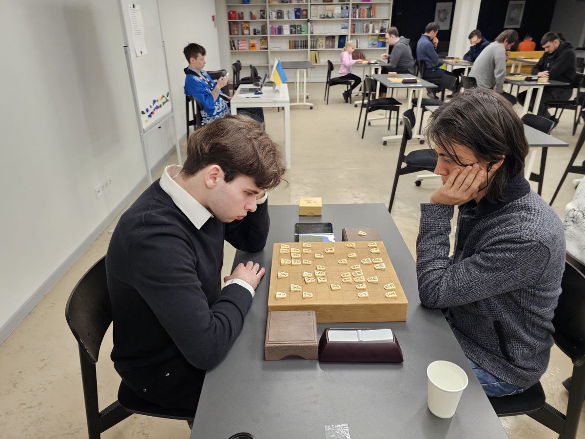 shogi_dojo's tweet photo. 2月7日、ウクライナで初めて駐ウクライナ日本国特命全権大使杯将棋大会の予選トーナメントを開催しました!🏆
30名以上の参加者が集まり、最強の4名の選手が決勝に進出しました。💪
ウクライナにおける将棋文化の普及に尽力されている主催者の皆様に心より感謝申し上げます。❤️

#ウクライナ #将棋 https://t.co/ymCZS641O1
