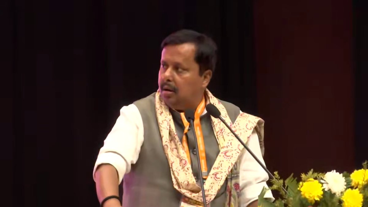 2006 में, जब हमने अपने पिता के निधन के बाद राजनीति की शुरुआत की थी, और आज उसे 20 साल होने जा रहे हैं।

यही वह समय था, जब हमारे तत्कालीन प्रदेश अध्यक्ष राधा मोहन सिंह जी ने मुझे पहली बार चुनाव लड़ने को कहा था, और पार्टी के तत्कालीन राष्ट्रीय अध्यक्ष राजनाथ सिंह जी का आशीर्वाद और