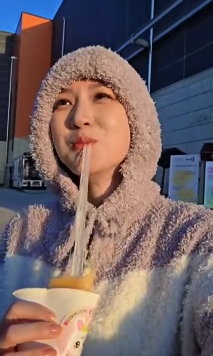 Eunbin vs. Mozzarella cheese hahaha so cuteeee