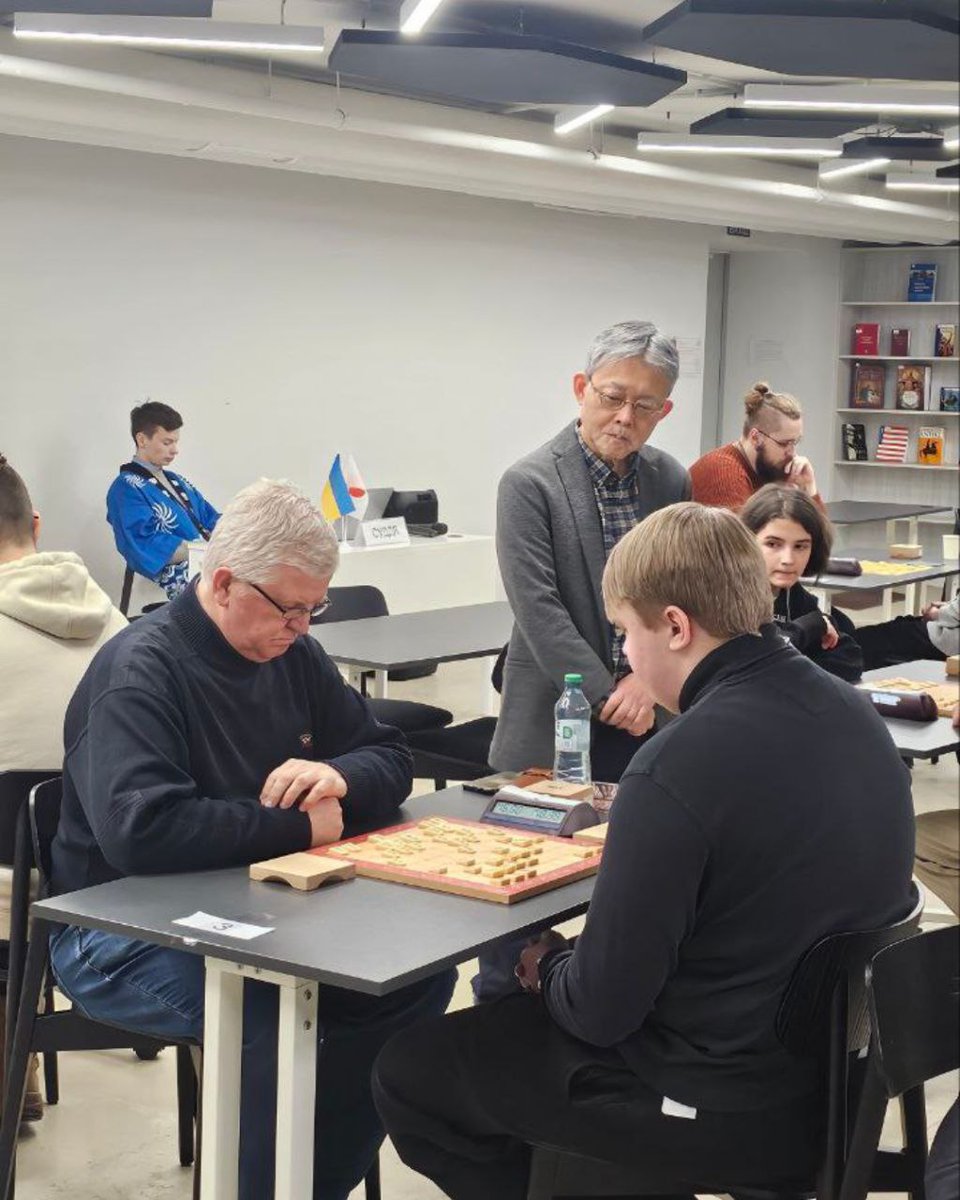 shogi_dojo's tweet photo. 2月7日、ウクライナで初めて駐ウクライナ日本国特命全権大使杯将棋大会の予選トーナメントを開催しました!🏆
30名以上の参加者が集まり、最強の4名の選手が決勝に進出しました。💪
ウクライナにおける将棋文化の普及に尽力されている主催者の皆様に心より感謝申し上げます。❤️

#ウクライナ #将棋 https://t.co/ymCZS641O1