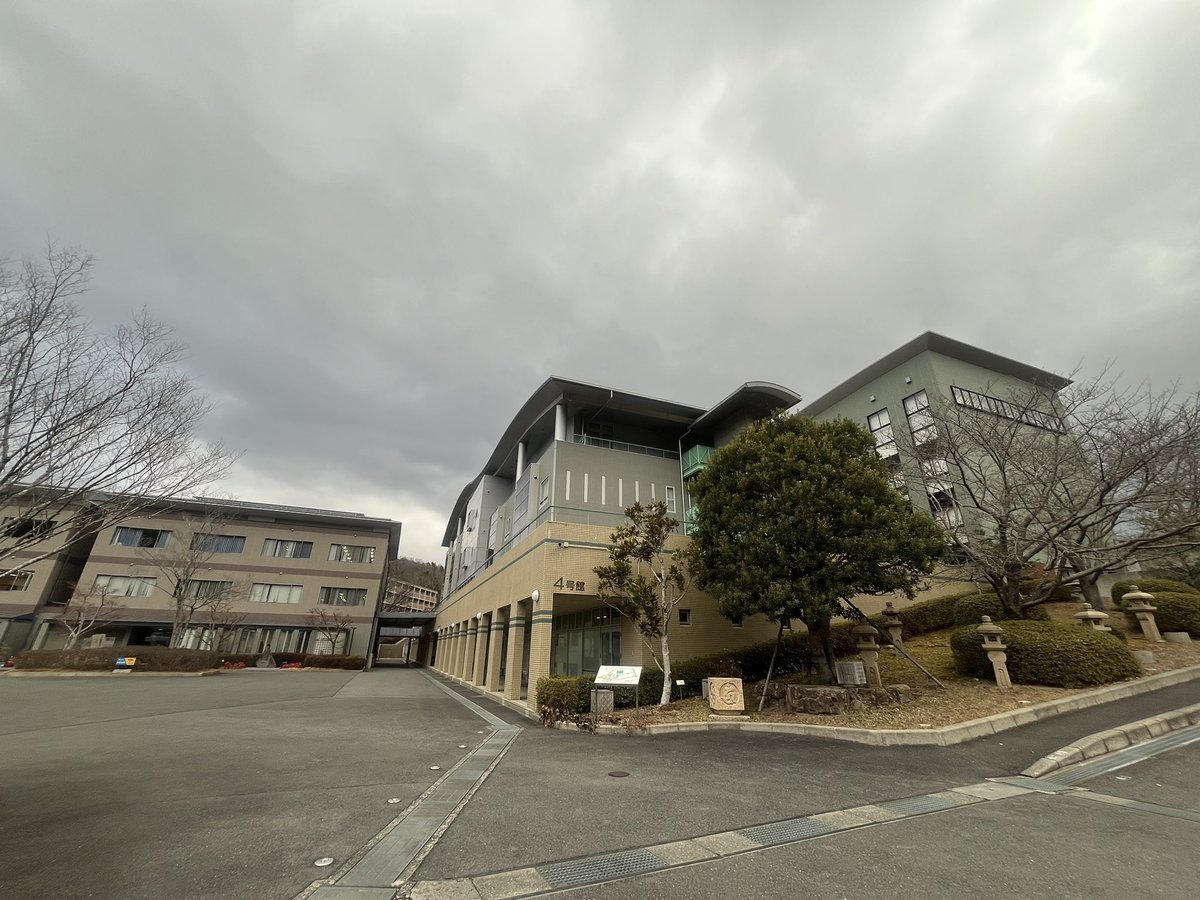 Padescyon's tweet photo. 先日は京都建築大学校に訪問して4月入社予定の学生と次年度の採用に向けてのご挨拶をさせていただきました!
いつ行っても製図を頑張ってる学生が窓越しから見えてえらいなと、、
私の母校の質とは大違いです
#KASD #新卒2027 #新卒2028 https://t.co/coTf9pggV7