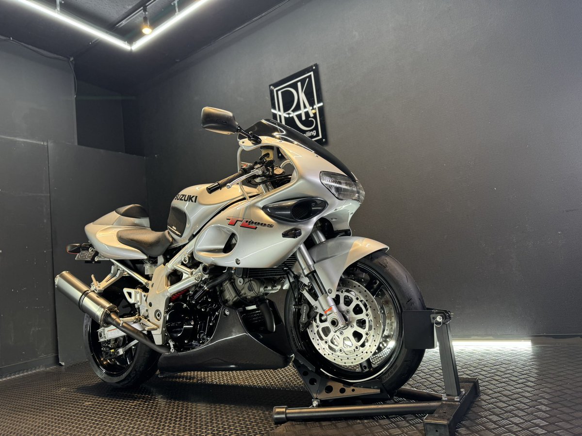 Tojo0213's tweet photo. 【ゆるぼ】バイク売ります
TL1000S（98年後期型カナダ仕様）
30万（今週中に決まれば車検取ります）

オーリンズサス、アンダーカウル、インナーフェンダー等
2人前のオーナーまでの整備記録があって状態はいいと思います。知り合いのフォロワーさんなら純正パーツとパーツリスト、マニュアル付けます https://t.co/3oq4UX0DQL