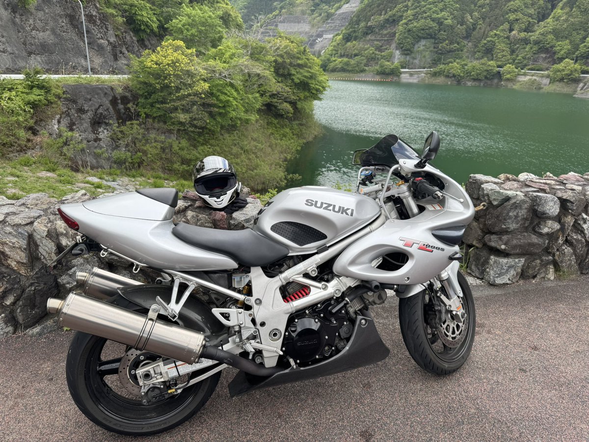 Tojo0213's tweet photo. 【ゆるぼ】バイク売ります
TL1000S（98年後期型カナダ仕様）
30万（今週中に決まれば車検取ります）

オーリンズサス、アンダーカウル、インナーフェンダー等
2人前のオーナーまでの整備記録があって状態はいいと思います。知り合いのフォロワーさんなら純正パーツとパーツリスト、マニュアル付けます https://t.co/3oq4UX0DQL