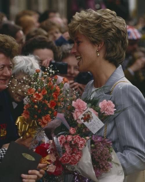 AlwaysbeDiana's tweet photo. flowers for a flower 💐 https://t.co/waZrhvnaUX
