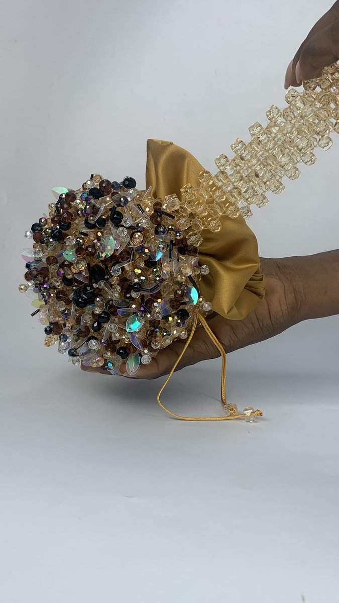Biearikpo's tweet photo. New drop ✨
A fully hand-beaded mini bag, crafted with premium crystals.
Perfect for weddings, dinners, and red-carpet moments.

Price: 35,000
DM to order.
#giftideas #HandmadeWithLove #beadlovers #beadedbag https://t.co/eUHm4OBtpp