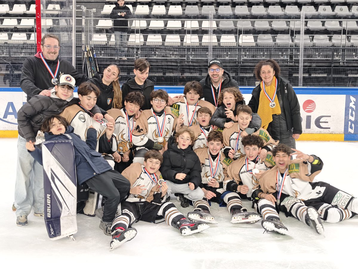 🥈 Dammarie vice-champion de France U15 3v3 !
À l’Aren’Ice de Cergy (08/02/2026), nos U15 décrochent une superbe 2e place nationale 💪🔥
Match décisif : victoire 5–3 vs Grenoble pour sécuriser le podium.
Bravo aux joueurs, staff et familles 👏🏒#HockeySurGlace #U15 #3v3
