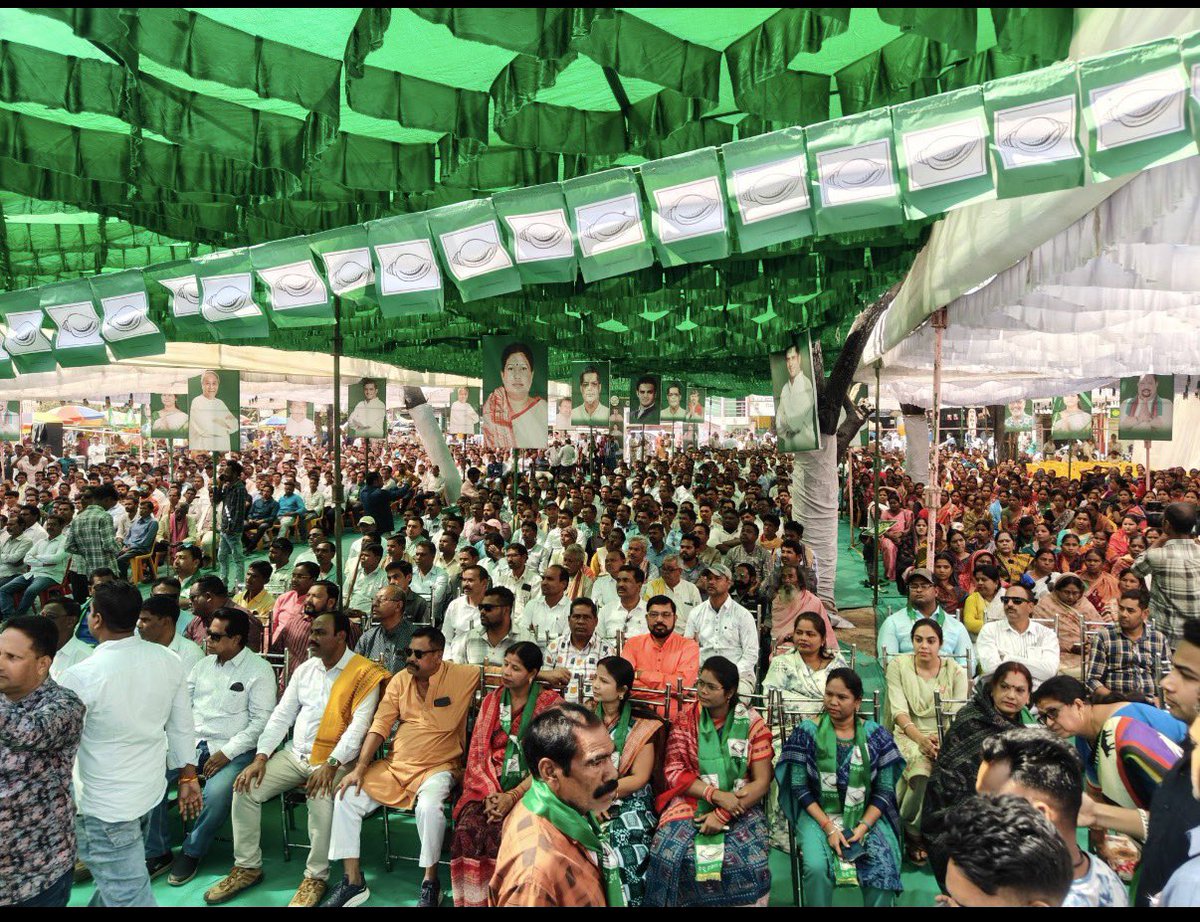 DeoKalikesh's tweet photo. No paddy lifting. No women’s safety. No governance.
Farmers punished with ₹800/quintal cap, MSP delayed; women live in fear.
This govt has failed Odisha’s fields and families.
BJD on the streets across Odisha.
#GovtFailedOdisha #BJDWithPeople #JaiKisan @Naveen_Odisha @bjd_odisha https://t.co/yFwfRN5p60
