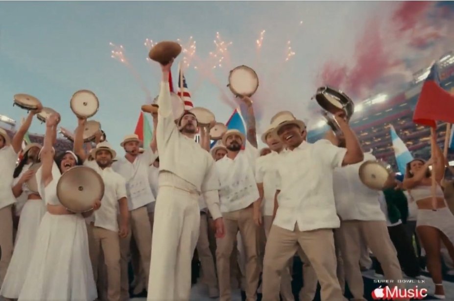 Bad Bunny, rodeado de latinos, cantando en español y vestido de Zara diciéndole a Trump " Nos vas a comer los huevos por detrás" es lo más maravilloso que verás hoy aunque no te guste Bad Bunny.