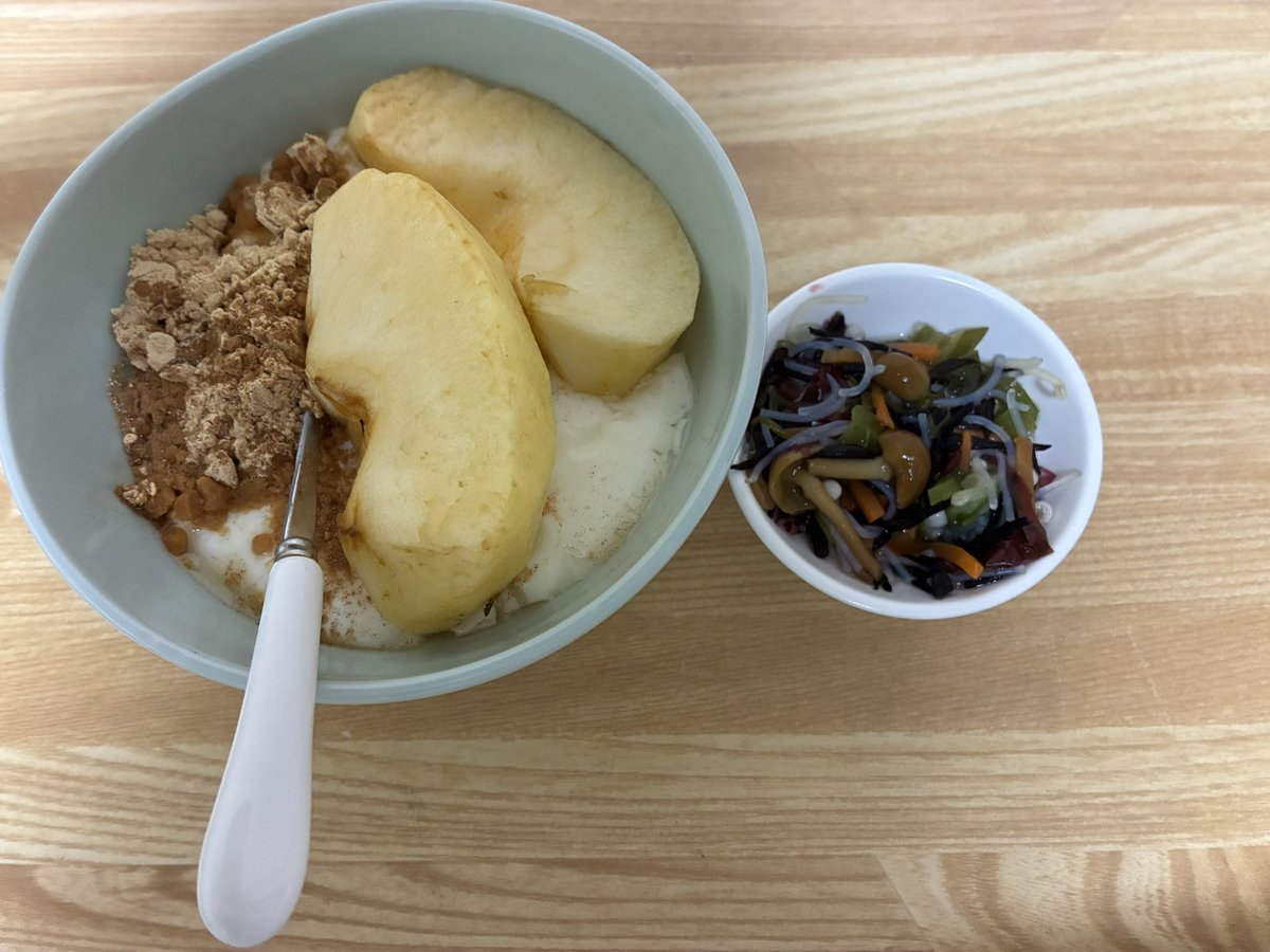 爆食いするけど
朝だけは、腸活意識のごはん。
※豪華バージョンです。いつもは、ヨーグルトのみです🥲
粉は、（笑）きな粉とシナモンです。
これにはちみつ🍯かけてます♥
シナモンの香ばしい香りがたまりません。
 #朝ごはん #腸活 #ヨーグルト #朝 #果物
