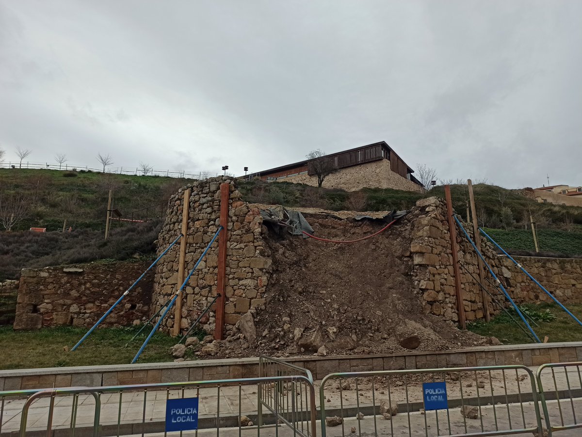 Geolusal's tweet photo. Efectos de las recientes lluvias: la subida del Tormes y afecciones a la estabilidad de estructuras constructivas: un ejemplo de derrumbe lo tenemos bien cercano a la Facultad de Ciencias de Salamanca, en el cerro San Vicente... https://t.co/3jUMfzXqVw