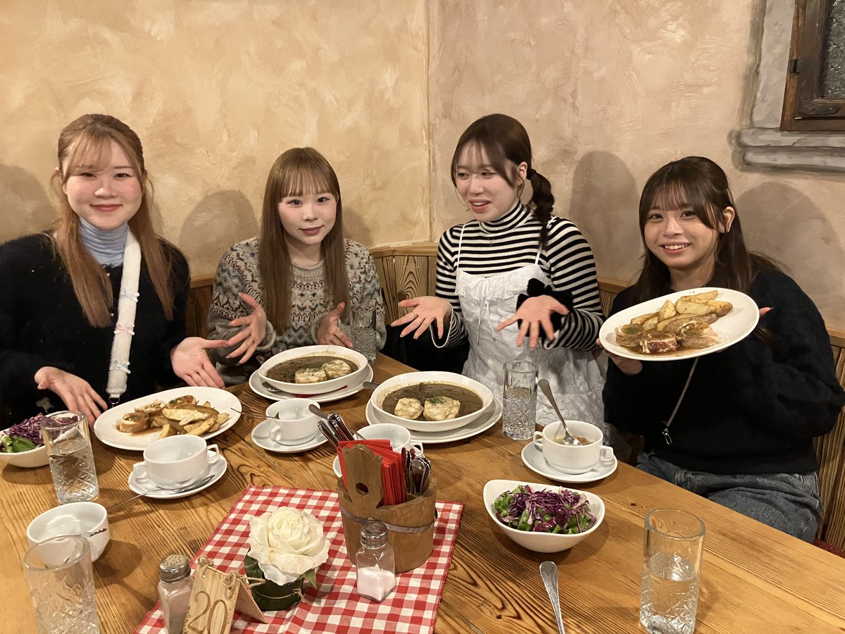 国際文化学科 バルカン研修 2日目は、ガイドさんのご提案でブレッド湖に向かう道中のラドヴリツァでバスを降り散策しました。とても小さな町ですが中世の面影も残っており、養蜂博物館、伝統的なチョコレートなどが有名です。その後にガイドさんがプライベートでも行かれるというお店でランチ。