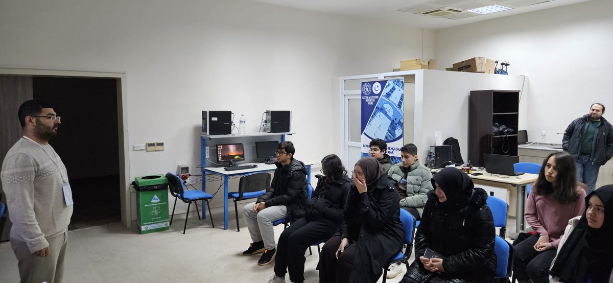 a_ozbeyaz's tweet photo. “Deprem Bölgesinde Gençlerle Robotik Kodlama” başlıklı ve ÜNİDES tarafından desteklenen projemizin ilk dersini Adıyaman Fen Lisesi Öğrencileri ile birlikte gerçekleştirdik. Destek veren kurum ve kuruluşlara teşekkür ederiz.
Eğitimler;
📍 Adıyaman Üniversitesi Elektrik-Elektronik Mühendisliği Bölümü ve
🤖 Bölümümüz IEEE Öğrenci Kulübü koordinasyonunda yürütülmektedir.

Bilim ve teknolojiyle güçlenen gençler için çalışmaya devam ediyoruz. 🚀
@profmehmetkeles @gencliksporbak @adyu2006 @OA_BAK @afenlisesi @erolozvar