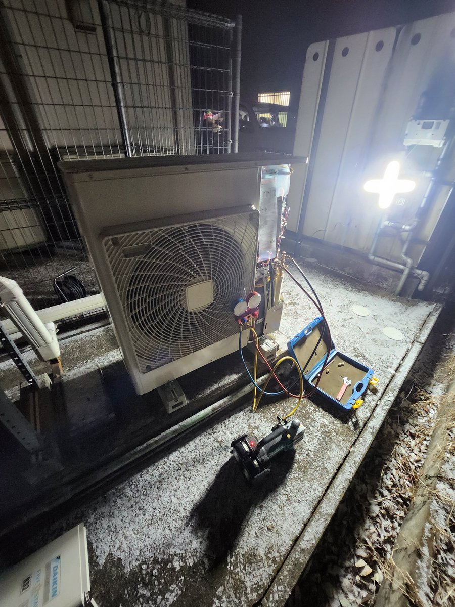 nsystem9's tweet image. -6℃の夜間工事。
頑張ってる人達が居るんです。感謝です。
つかマジで寒かった🤣