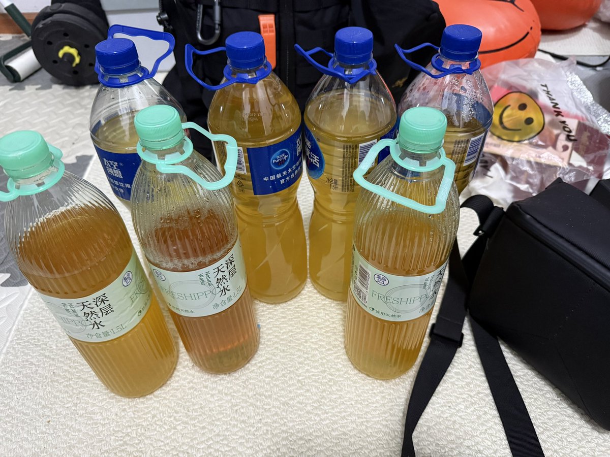wm2813's tweet photo. 天气冷就爱尿尿，尿壶一周多没来就赞了这么多。晚上休年假赶紧吧这些倒掉，倒掉的时候真味啊！
之前有个尿壶时不时来喝新鲜的，后来每次都会留一瓶等他下次来，不知不觉就养成了这个习惯！ https://t.co/xeVtqC9WiR