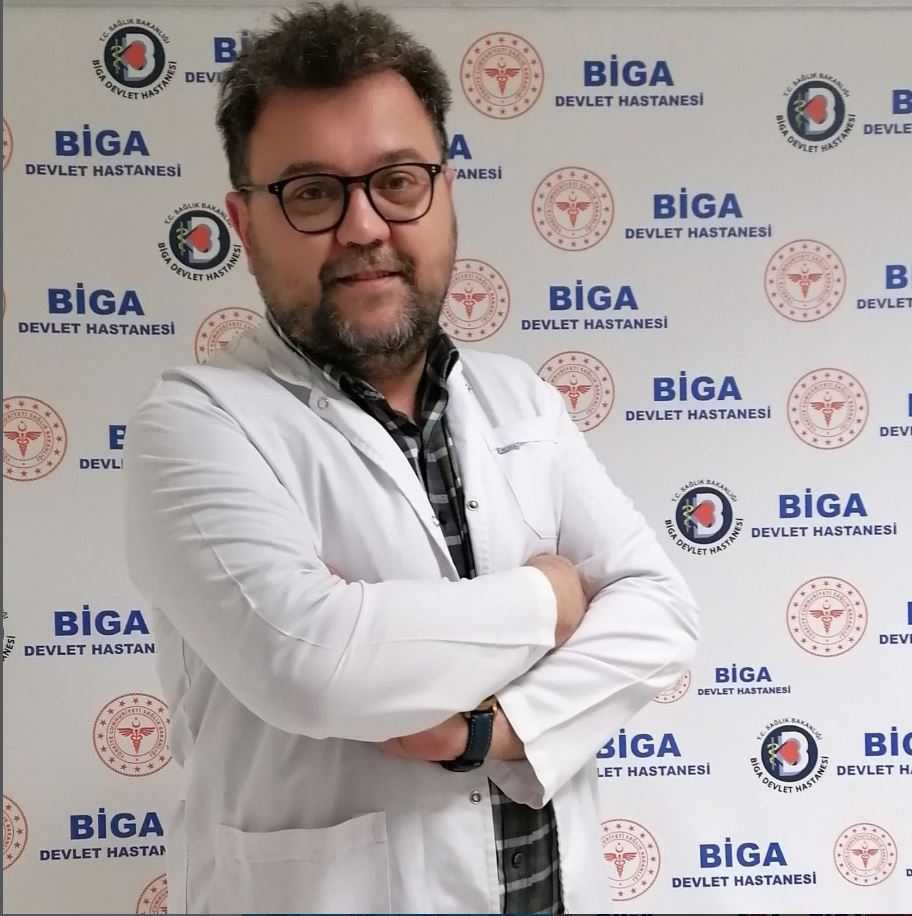 "Yeni Bir Başlangıç İçin Geç Değil"
Dahiliye Uzmanı Dr. Bayram Korkut, 9 Şubat Dünya Sigarayı Bırakma Günü vesilesiyle yaptığı açıklamada, tütün kullanımının sadece akciğerleri değil, tüm vücut sistemini tehdit eden kronik bir salgın olduğuna dikkat çekti.