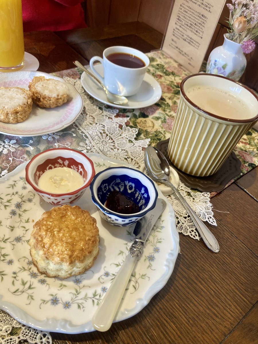新伊丹の「すこんてぃ」さんでイングリッシュティータイム。小さなイギリスふうのお店でいただくお茶とスコーンに癒されました。