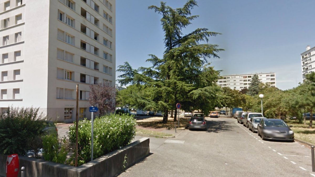 BastionMediaFR's tweet image. 🔴🇫🇷 𝗔𝗟𝗘𝗥𝗧𝗘 𝗜𝗡𝗙𝗢 — Un homme de 40 ans a été TRÈS VIOLEMMENT AGRESSÉ par une dizaine de « jeunes » sur le parking d’une résidence à Lyon. Il a été transporté à l’hôpital en URGENCE ABSOLUE.

La victime a été LYNCHÉE pendant plusieurs minutes par un groupe d’environ 10…