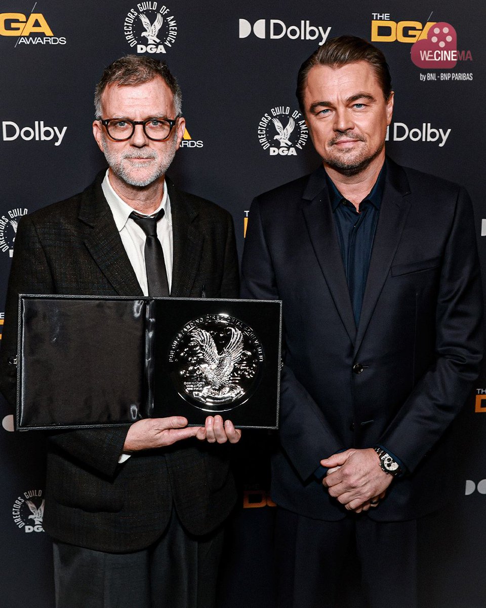 WeCinema's tweet photo. #PaulThomasAnderson è il regista dell’anno per i colleghi di Hollywood e #UnaBattagliadopolaltra diventa ufficialmente uno dei film simbolo di questa stagione dei premi.
Il riconoscimento della #DirectorsGuildofAmerica lo proietta come favorito verso l’Oscar®, confermando la stima profonda dell’industria per il suo cinema rigoroso e personale.
Insieme a #LeonardoDiCaprio, #Anderson trasforma il thriller in un racconto umano e politico, costruendo un cinema che osserva, ascolta, mette in discussione, fedele a una visione autoriale che non cerca scorciatoie.
#Unabattagliadopolaltra sembra ormai molto più di un titolo in corsa: è una dichiarazione di cinema 💫
#welovecinemait