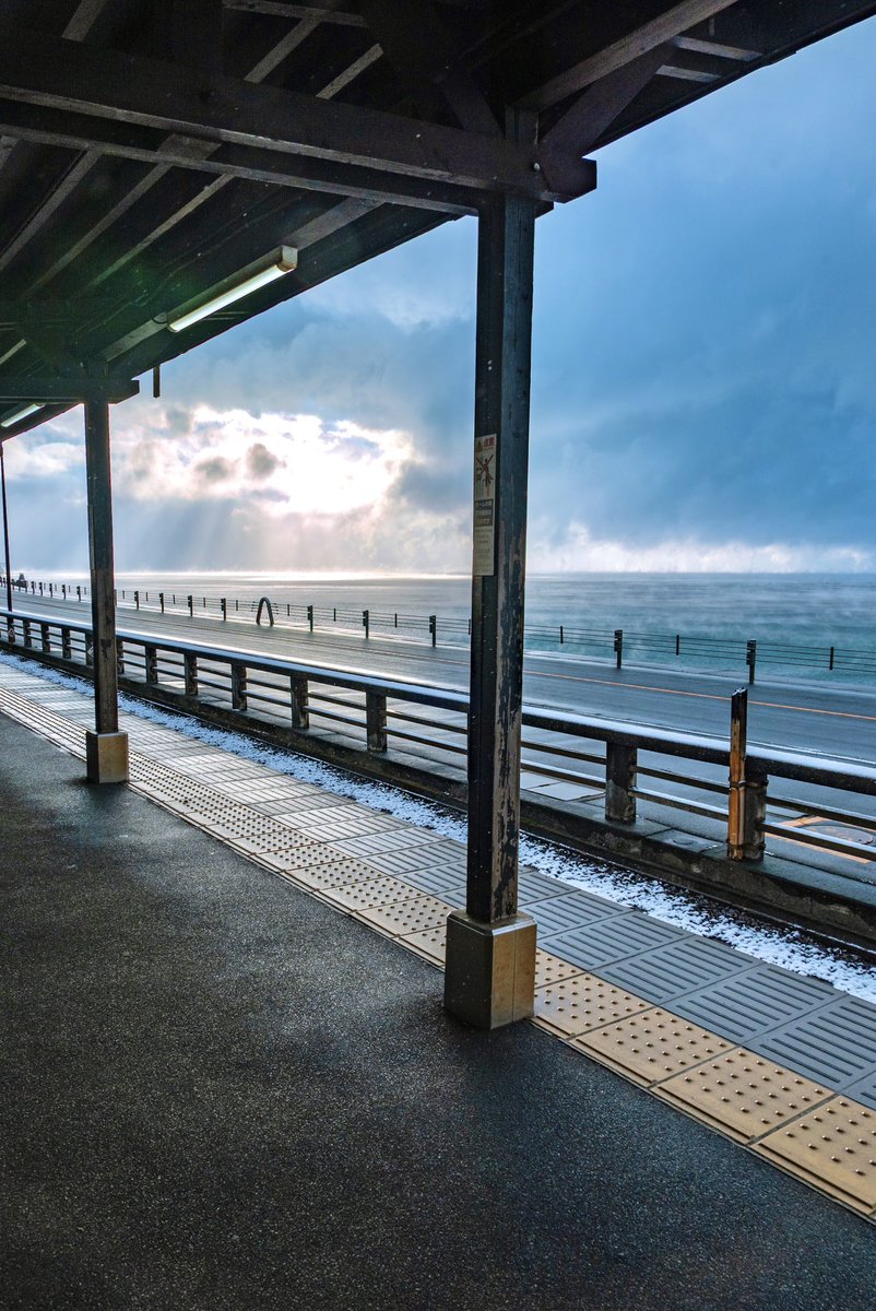 ruiruicamovi's tweet image. 鎌倉高校前に雪が降った日の朝があまりにも美しかった。