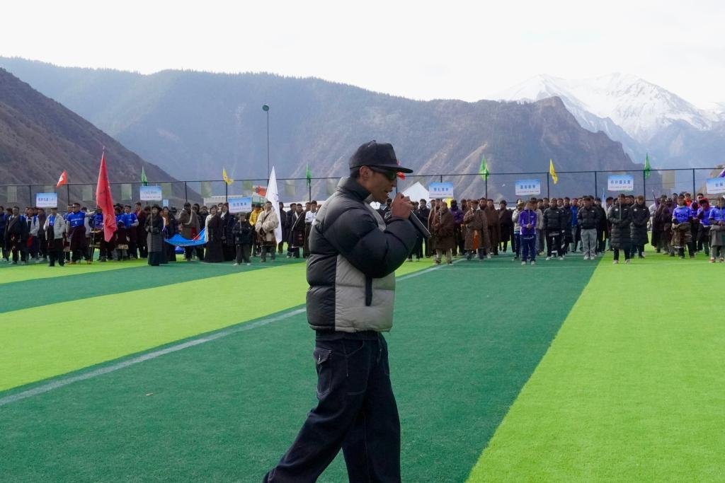 At 3,700 meters above sea level in a village in Xizang, a New Year Cup football match unfolded, with snow-covered peaks looming beyond the sidelines. In the thin mountain air, over a dozen local teams played through the winter chill, their cheers echoing across the highland