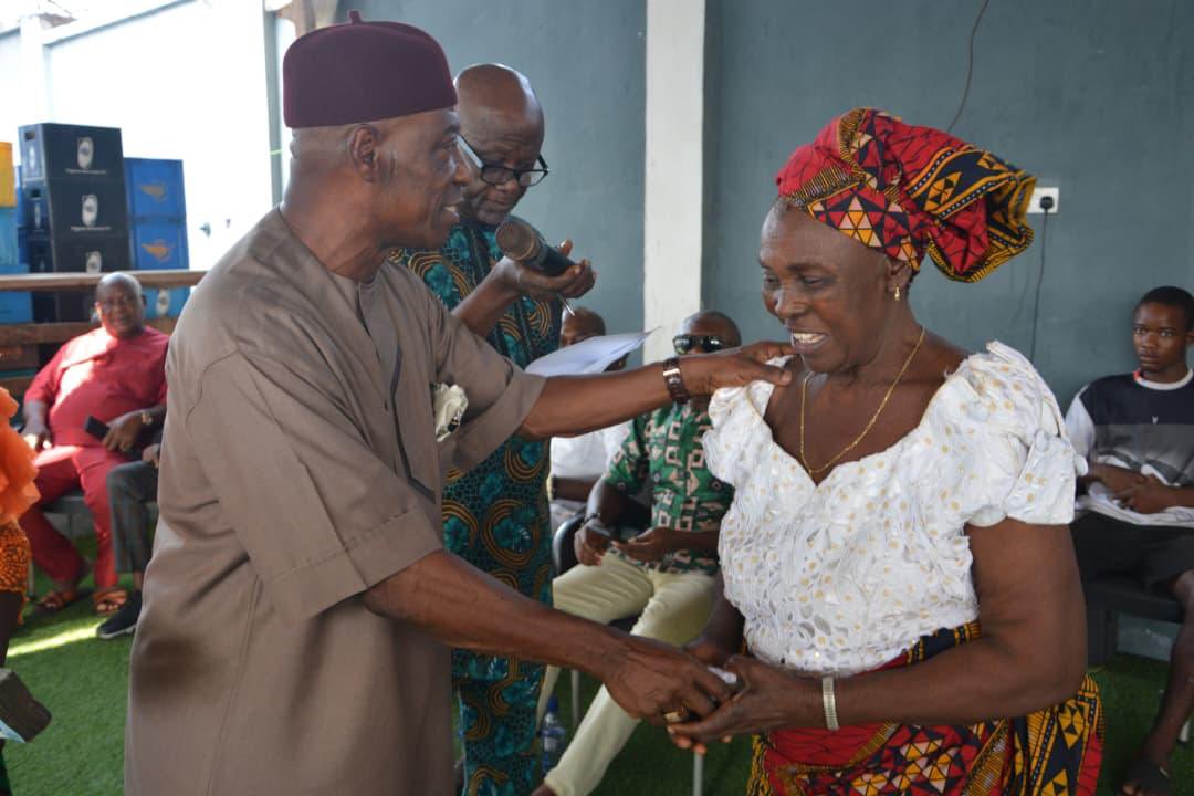 ChimaAnyaso's tweet photo. It brings me immense joy whenever I can bring a smile to the faces of others.

On Friday, February 6, 2026, our organization, CHIMA ANYASO FOUNDATION, in collaboration with OFUJI MOVEMENT, provided support to over 100 small-scale traders across the Bende Federal Constituency, granting each ₦200,000 to bolster their enterprises and assist their families.

By empowering small businesses, we strengthen our communities.

May we continue to progress together.

CDA
Ofuji Ndị Igbo