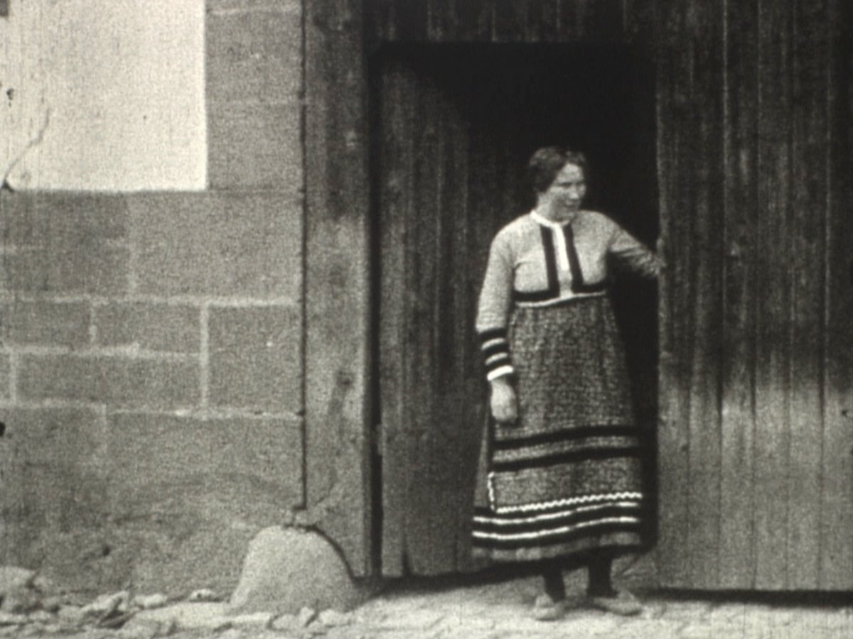 COSTUMES ET IMAGES D'ALSACE — SE VÊTIR EN
PAYS DE HANAU
📍28 fév. - 25 oct. 2026 - Musée du Pays de Hanau à Bouxwiller
Le Musée du Pays de Hanau présente une exposition sur le costume régional. Retrouvez une séquence de 1928, issue de nos collections ,réalisée par Paul Spindler !