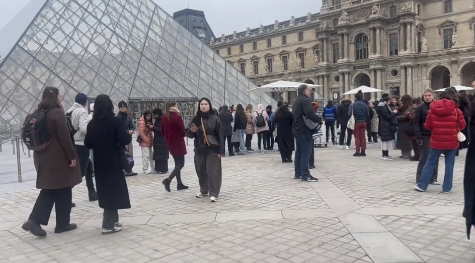 Louvre Private Tour tweet media