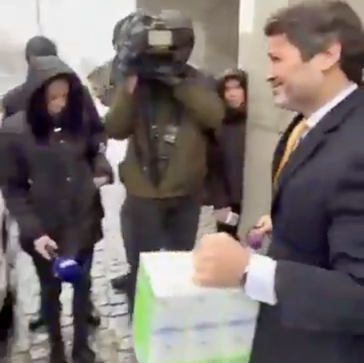 theluisribeiro's tweet image. Lembram-se disto?
Pois ontem não teve UMA PALAVRA para as vítimas da tempestade. Só as usou para ganhar votos.
Para ele, a desgraça é uma oportunidade, o sofrimento é um ativo. Quando já não precisa das pessoas, cospe-as como espinhas de sardinha.
Lembrem-se disto.