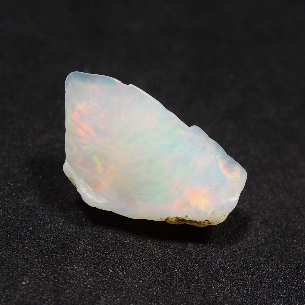 遊色効果を持つ、エチオピア産オパール(蛋白石)の標本。遊色効果を持つ