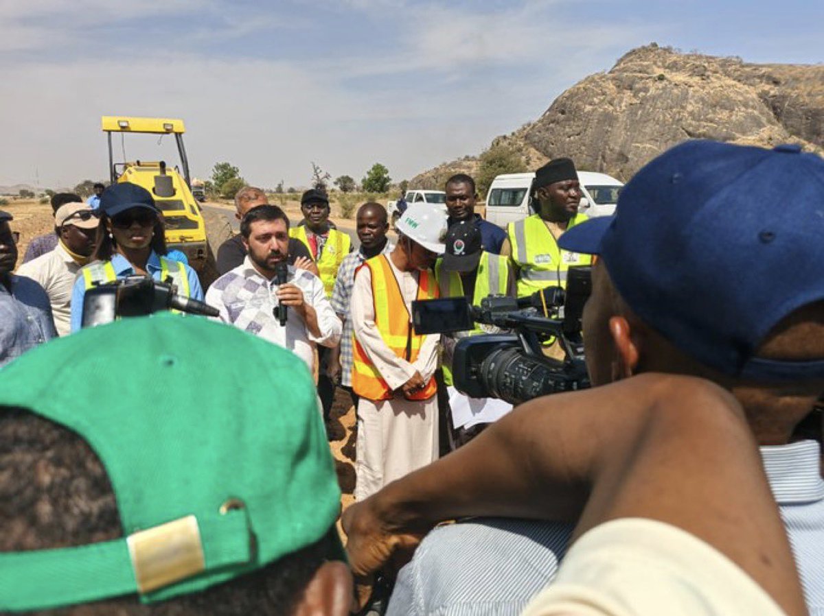Imranmuhdz's tweet photo. FG Approves Dualisation of 420km Akwanga–Jos–Bauchi–Gombe Highway

The Federal Government has approved the dualisation of the 420-kilometre Akwanga (Nasarawa State)–Jos (Plateau State)–Bauchi–Gombe highway.

These roads will feature street lighting, solar-powered lights, irrigation dams, and renewable energy components to support agriculture and earn future carbon credits.

The announcement came during an inspection of the ongoing rehabilitation of the 35.4 km Bauchi–Gombe section, contracted to Triacta Nigeria Limited.
