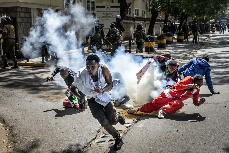Ile teargas nilikula hapa juu ya Albert Ojwang alafu mtu aniambie ati ushenzi ya Tutam 😡😡😭💔

#RutoMustGo