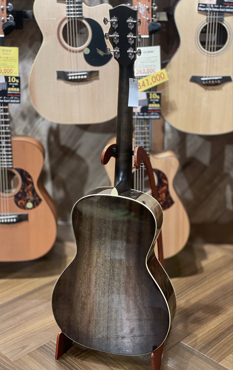 #EASTMAN   E3-OOSS-CLA 

¥132,000(税込)

抱えやすい00サイズながら、アディロンダック単板のパンチある鳴りが気持ちいい‼️「10万円台で一生もの」をお探しならこれ👇👇

ikebe-gakki.com/Form/Product/P…