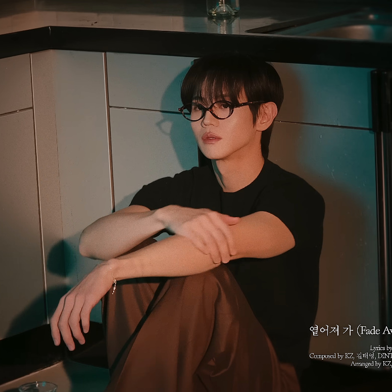 celeb_wish_list's tweet photo. ❏ WHO : #Highlight #하이라이트 #양요섭
❏ WHERE : Youtube 'OFFICIAL HIGHLIGHT' - 양요섭(YANG YOSEOP) THE 3rd MINI ALBUM [Unloved Echo] HIGHLIGHT MEDLEY
❏ BRAND : #MUUT #뭍
❏ ITEM : G.LAB 08 C10DM
❏ 출처 : Youtube 'OFFICIAL HIGHLIGHT' https://t.co/ZX296G13Eo