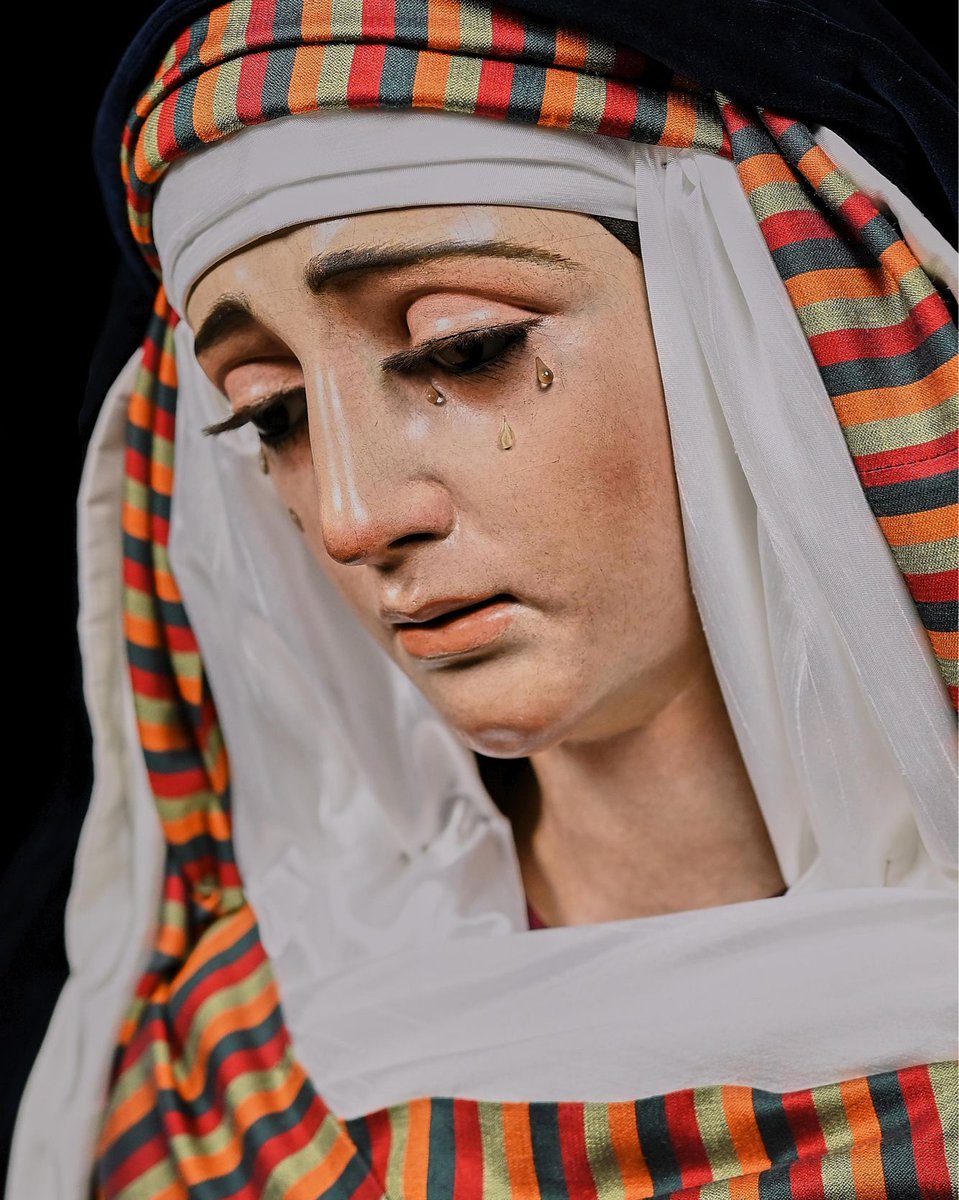 columnayazotes's tweet photo. 𝐌ª 𝐒𝐭𝐦𝐚. 𝐝𝐞 𝐥𝐚 𝐕𝐢𝐜𝐭𝐨𝐫𝐢𝐚

Se ha intentado recuperar una estampa clásica de la vestimenta de la Santísima Virgen de los años veinte del siglo XX, intentando respetar al máximo la proximidad con la imagen tomada como referencia. Luce manto de terciopelo azul oscuro y saya de terciopelo burdeos. Porta además fajín bordado y tocado compuesto por sedas salvajes y telas hebraicas.